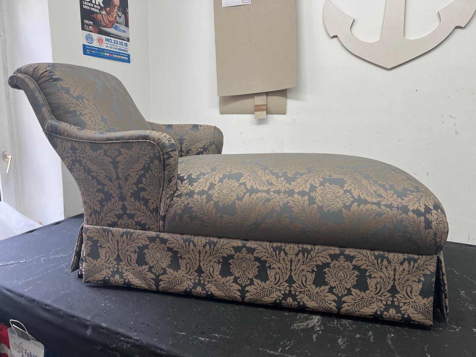 Chaiselongue mit gold-grauem Damast-Muster, neu bezogen