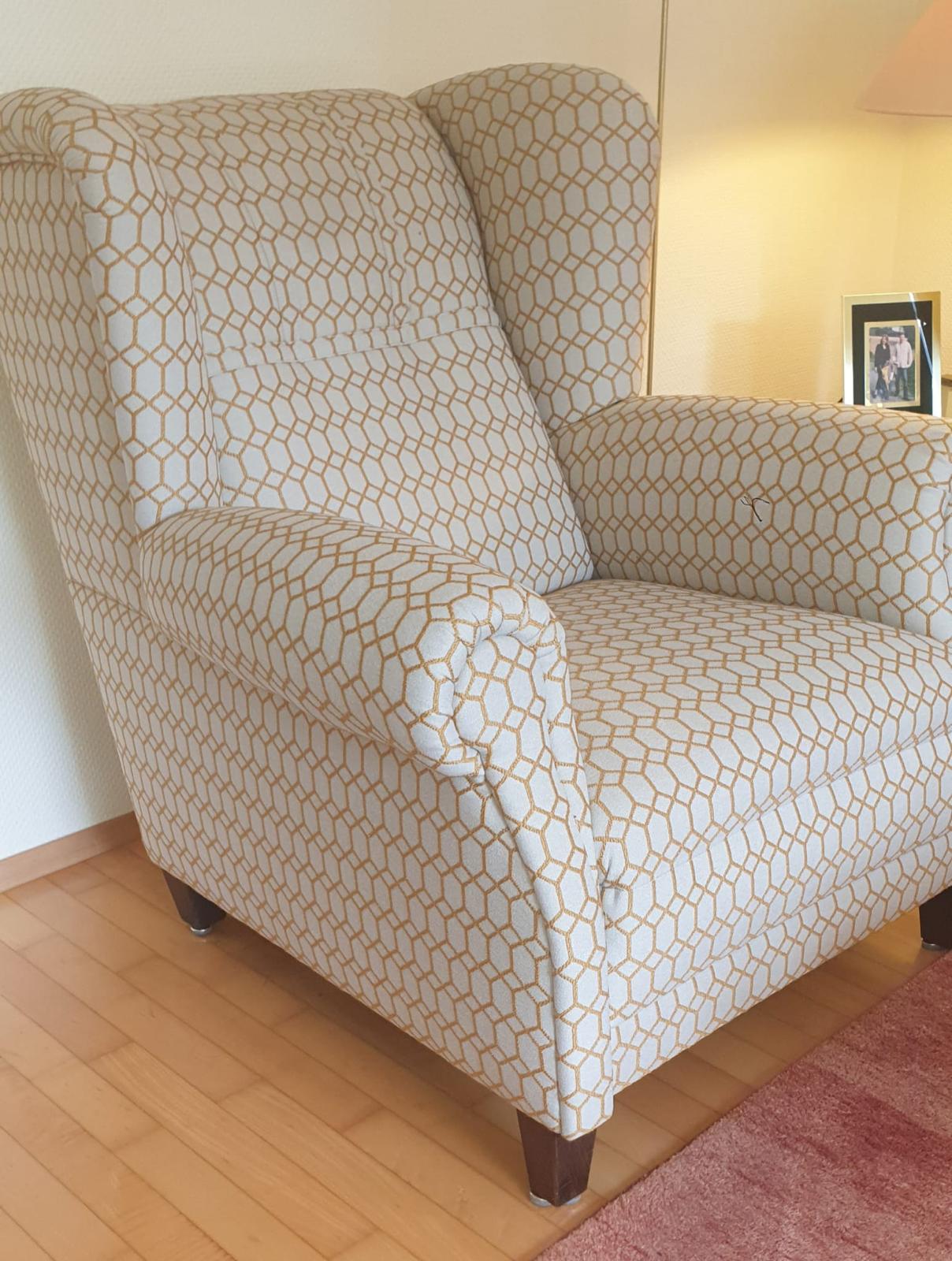 Ohrensessel mit wabenförmigem Muster in Beige, neu gepolstert