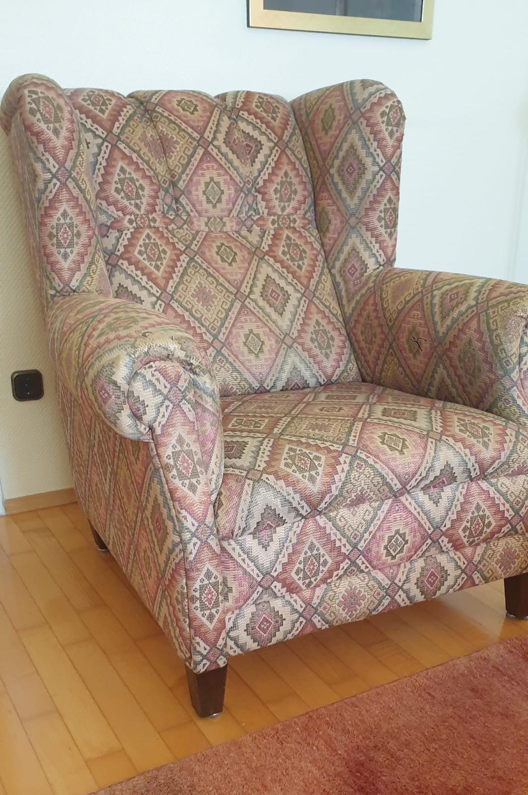 Ohrensessel mit Kelim-Muster, neu bezogen, im Wohnzimmer