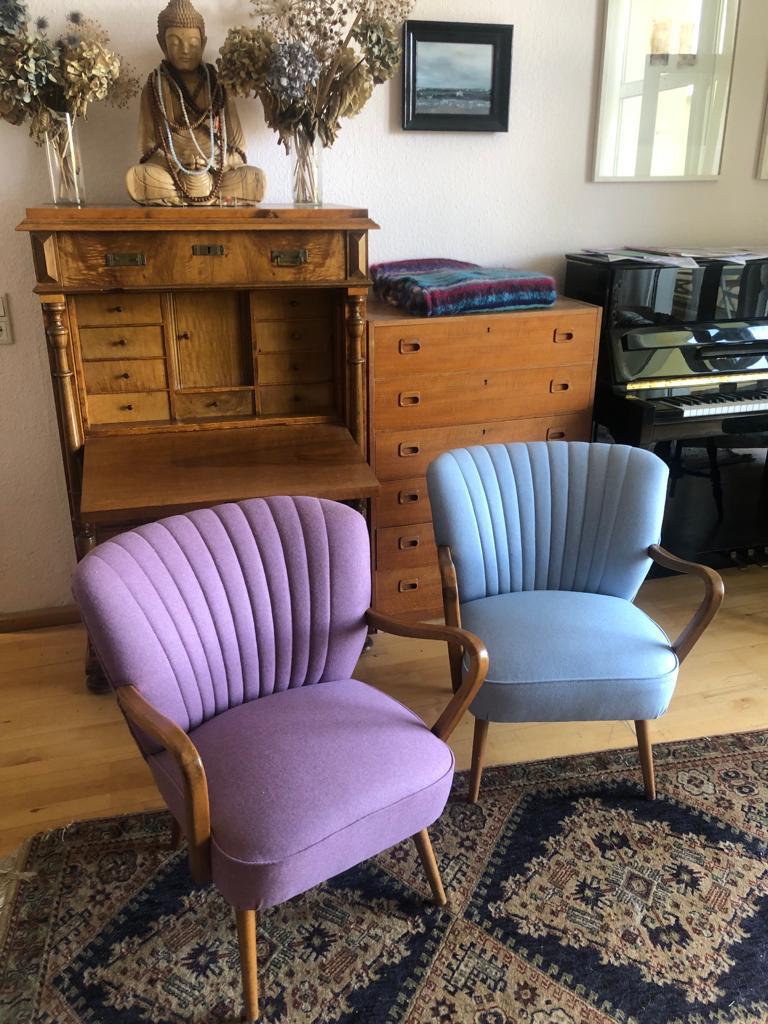 Zwei Retro-Sessel in Flieder und Hellblau mit Rippenlehne, neu bezogen