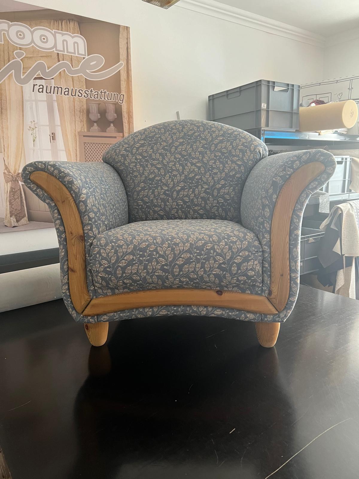 Polstersessel mit blau-goldenem Blattmuster-Stoff und geschwungenen Holzarmlehnen, neu bezogen
