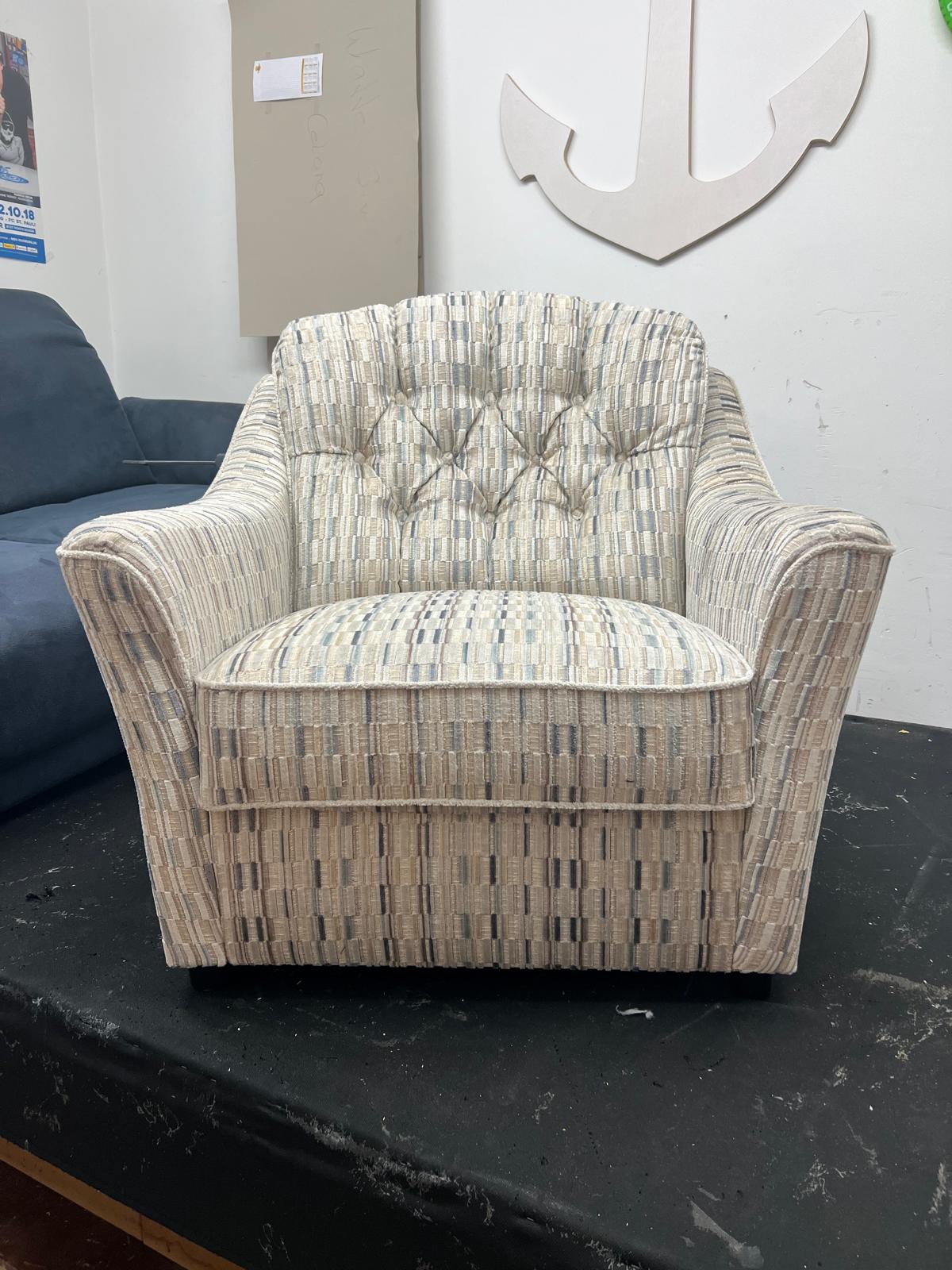 Moderner Polstersessel mit gemustertem Wollstoff in Beige und Grau